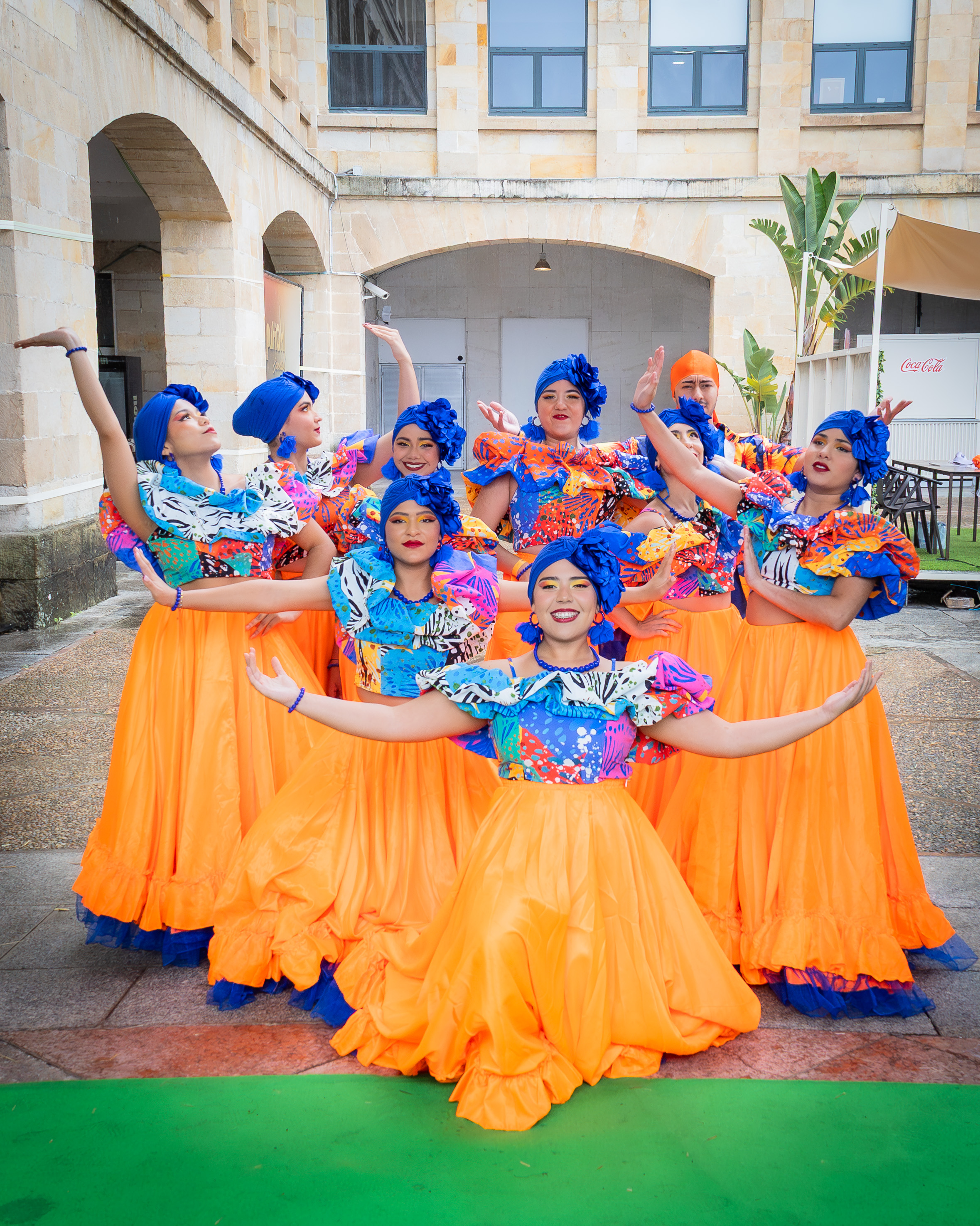 bailarina de danza nacionalista venezolana posando artisticamente
