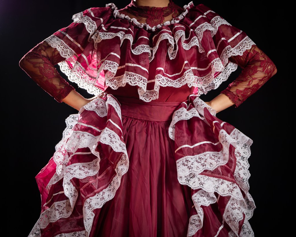 bailarina de danza nacionalista venezolana con traje tipico venezolano color granate